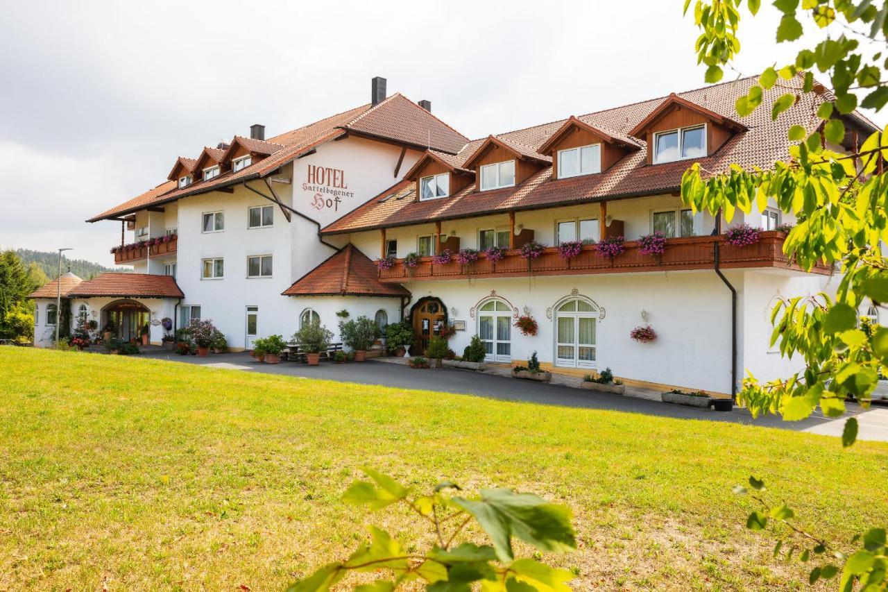 Hotel Sattelbogener Hof Traitsching Esterno foto