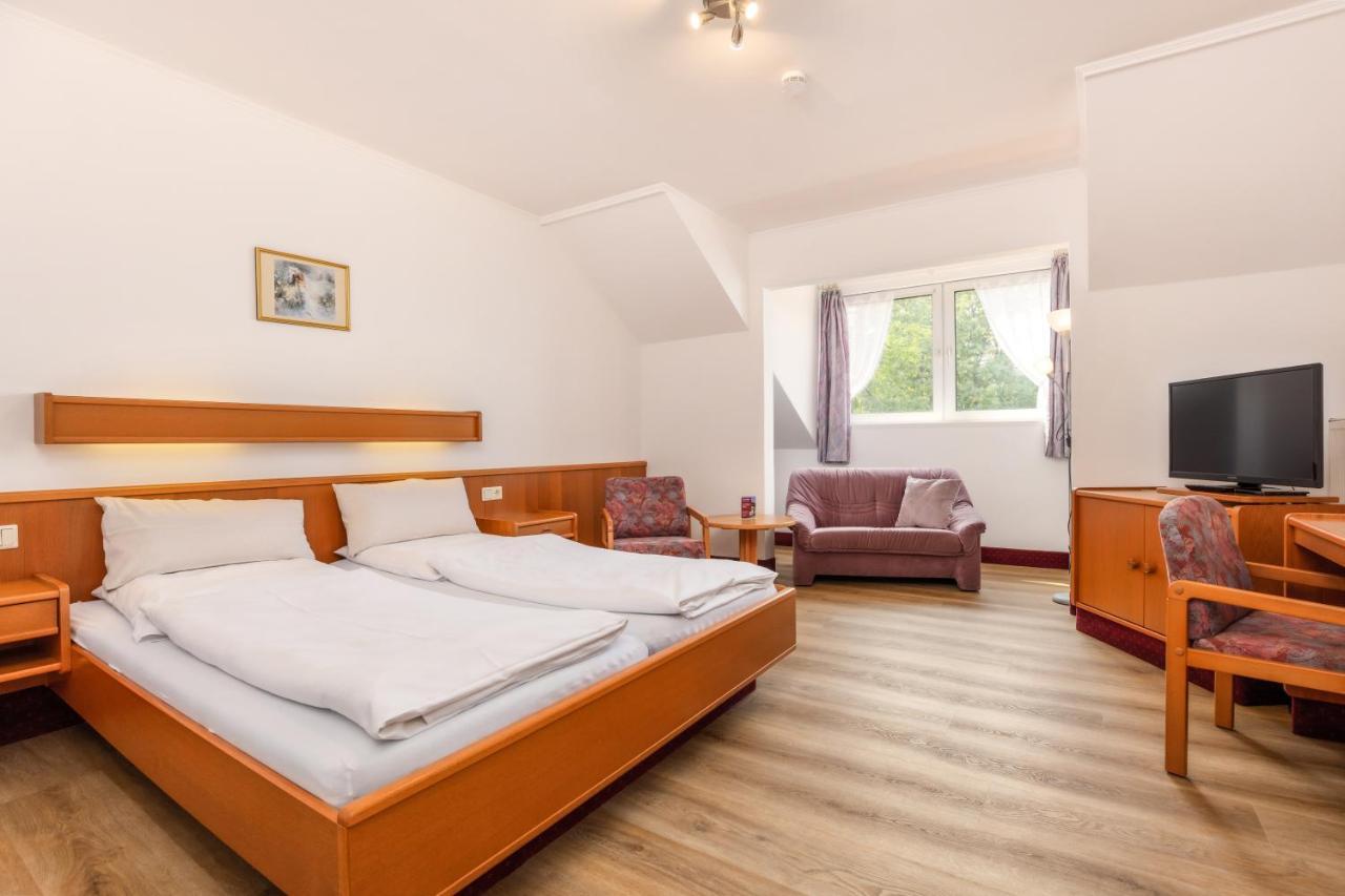 Hotel Sattelbogener Hof Traitsching Esterno foto
