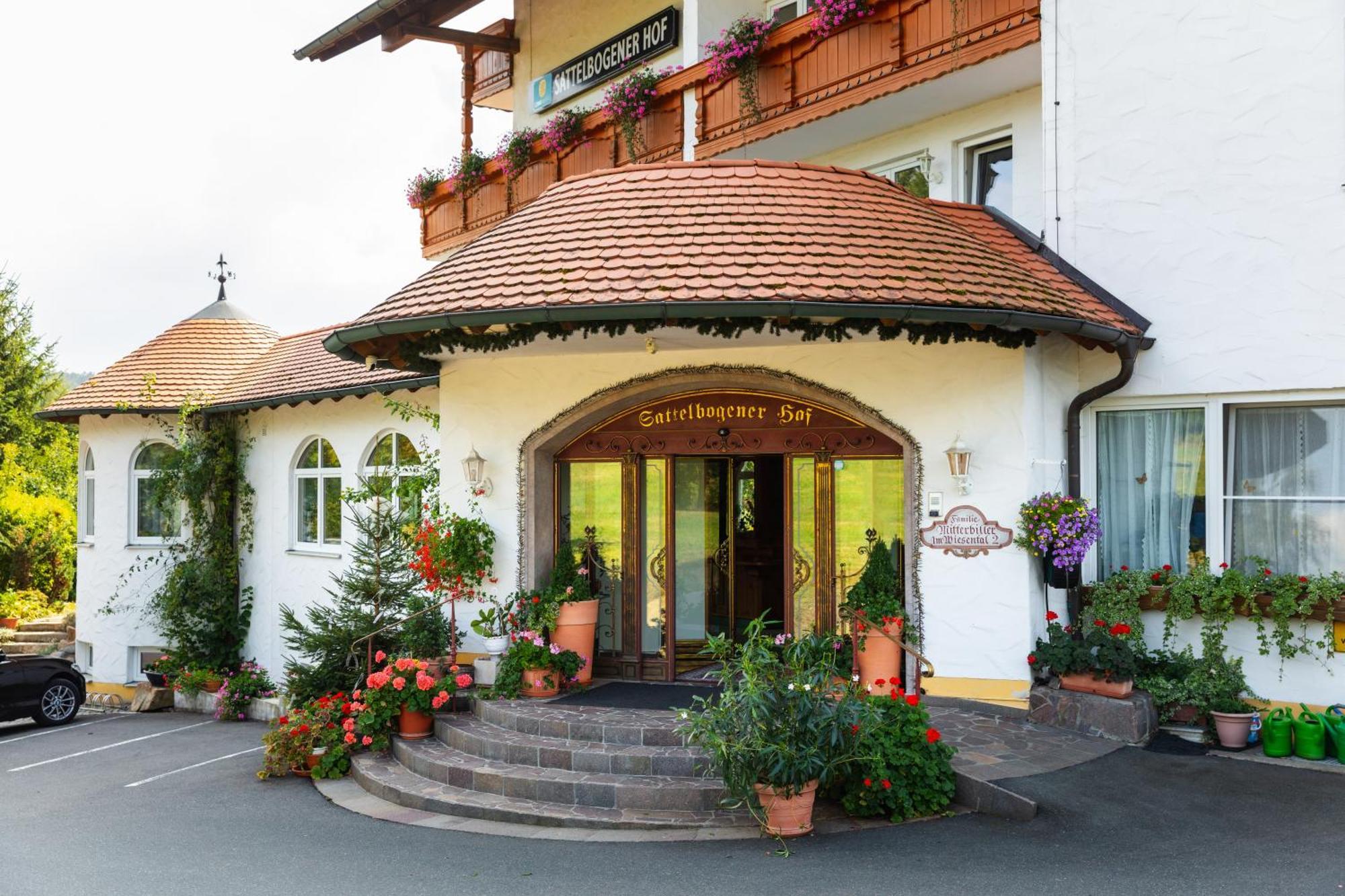 Hotel Sattelbogener Hof Traitsching Esterno foto