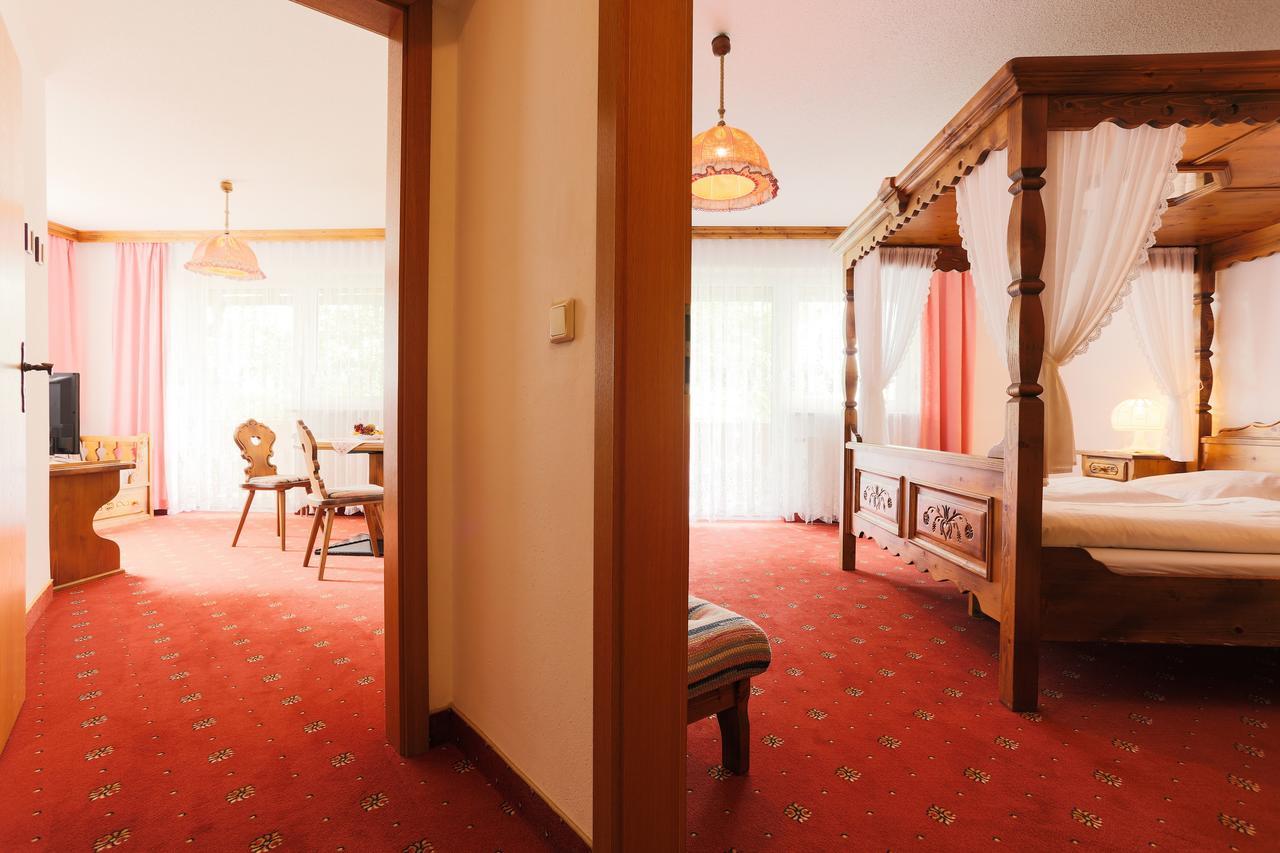 Hotel Sattelbogener Hof Traitsching Esterno foto
