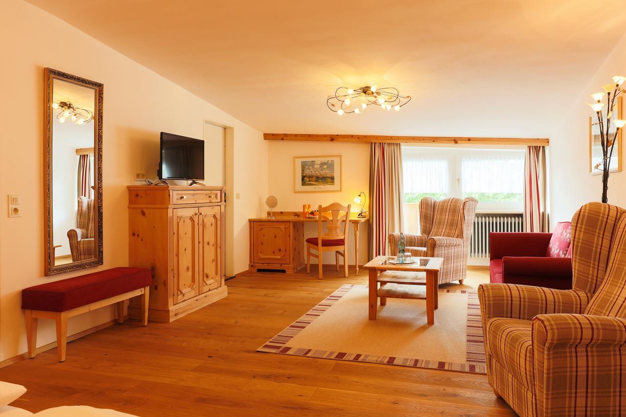 Hotel Sattelbogener Hof Traitsching Esterno foto