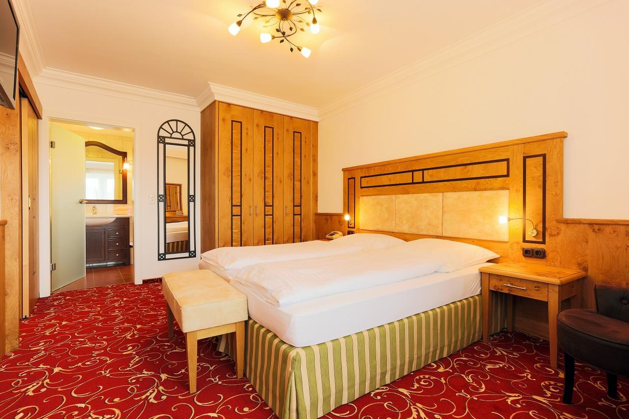 Hotel Sattelbogener Hof Traitsching Esterno foto